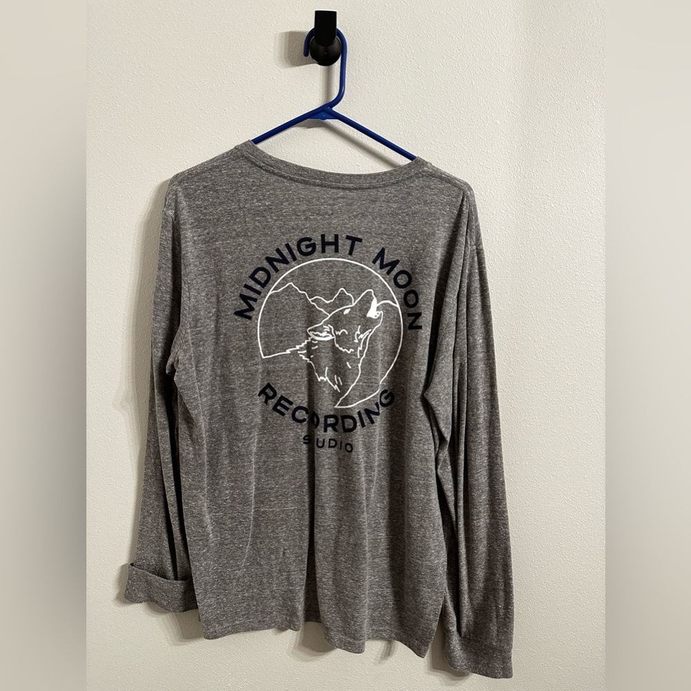 grey shirt